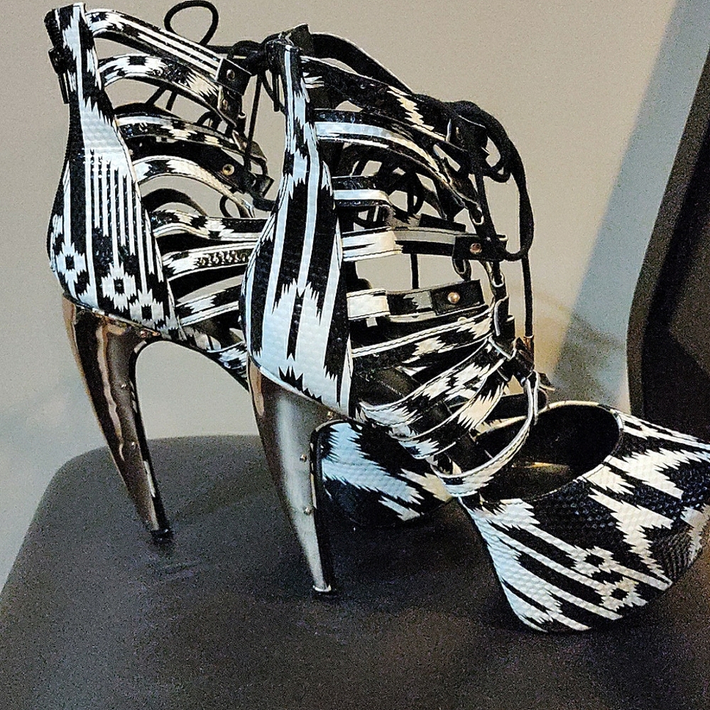 Shii by Journeys black/white printed high heel shoes size 8.5.